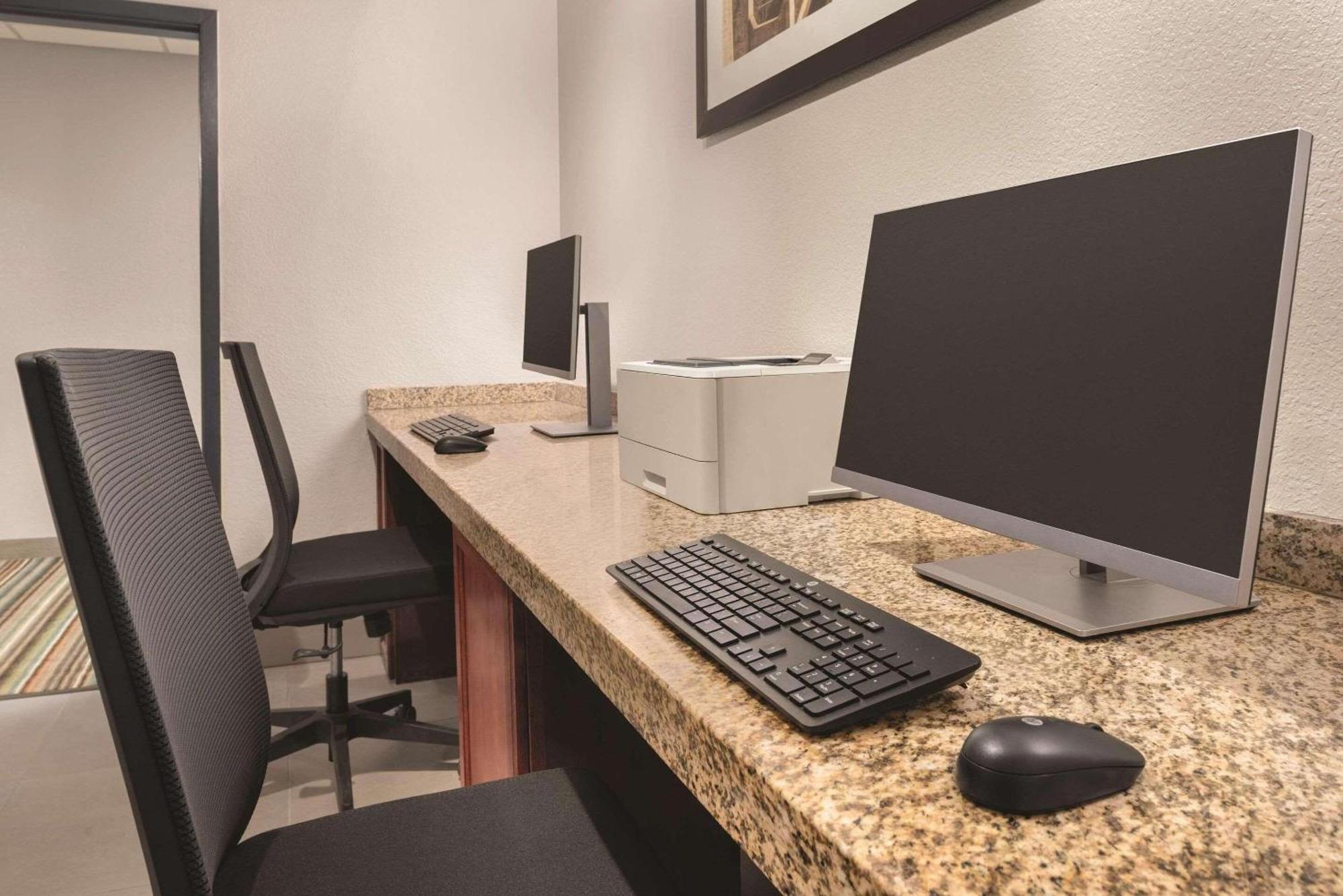 Country Inn & Suites By Radisson, Pella, Ia Buitenkant foto
