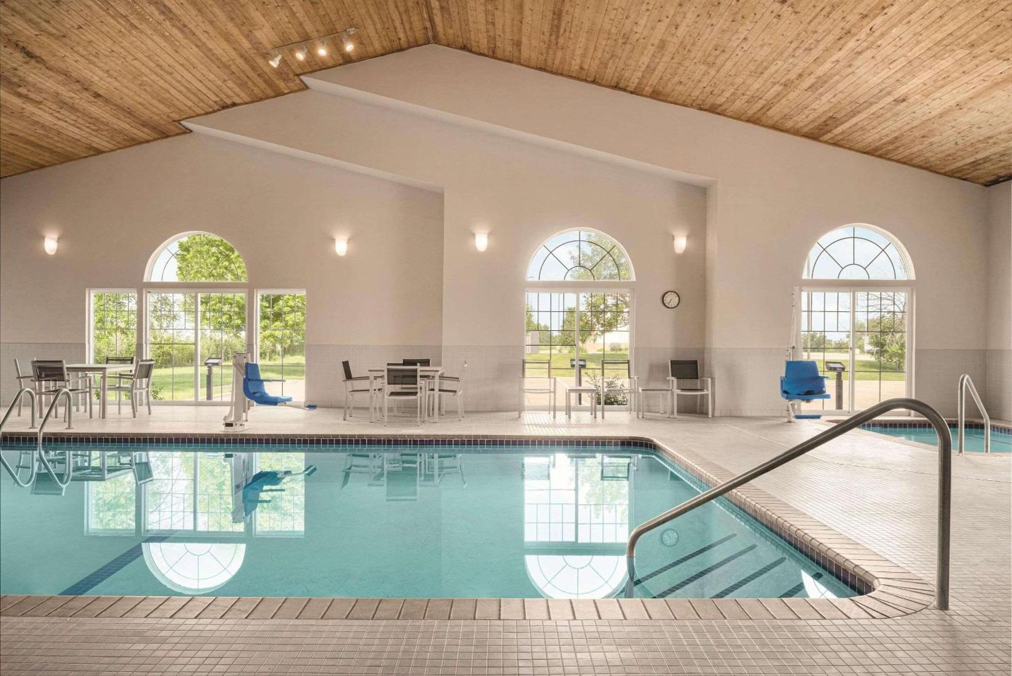 Country Inn & Suites By Radisson, Pella, Ia Buitenkant foto