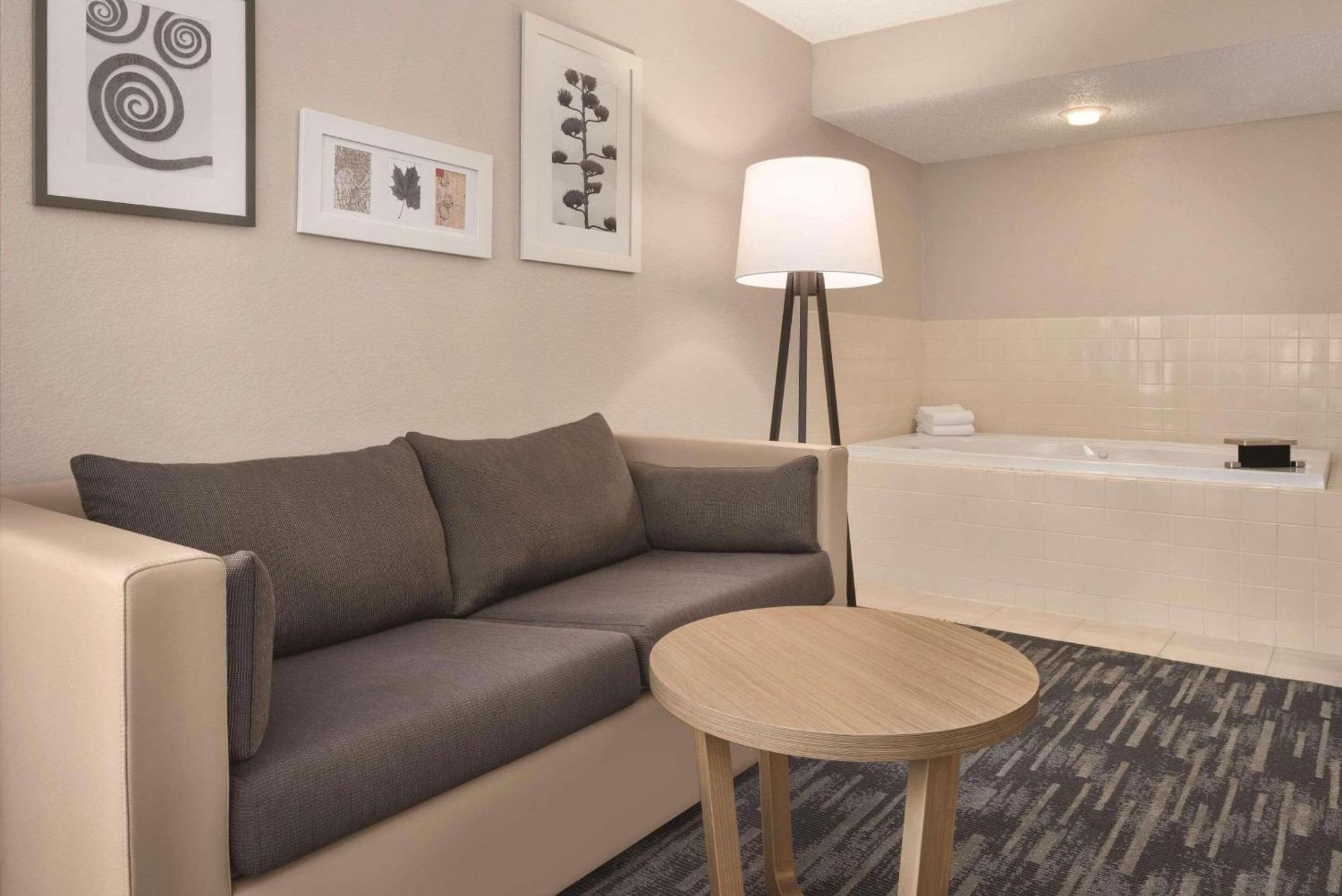 Country Inn & Suites By Radisson, Pella, Ia Buitenkant foto