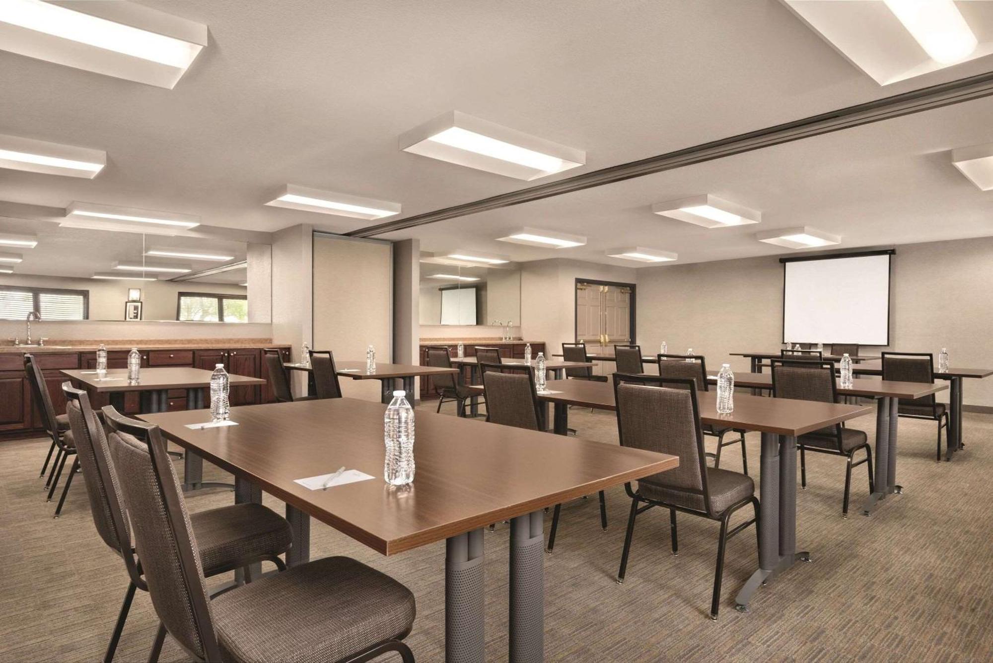 Country Inn & Suites By Radisson, Pella, Ia Buitenkant foto